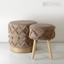 ΣΚΑΜΠΟ ΥΦΑΣΜ. ΚΑΦΕ ΜΕ ΓΕΩΜΕΤΡΙΚΑ ΑΝΑΓΛΥΦΑ ΣΧΕΔΙΑ ΚΑΙ ΞΥΛΙΝΗ ΒΑΣΗ 32X32X41ΕΚ