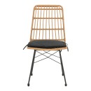 Καρέκλα Naoki pakoworld rattan σε φυσική απόχρωση με μαύρο μαξιλάρι και μεταλλικό μαύρο πόδι 45.5x59.5x89εκ