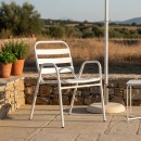 Πολυθρόνα Sussie pakoworld στοιβαζόμενη λευκό μέταλλο με φέτες αλουμινίου 45x62x76εκ