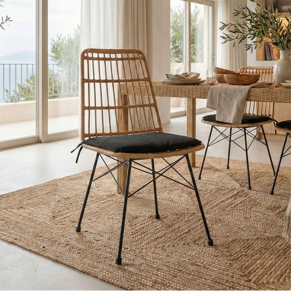 Καρέκλα Naoki pakoworld rattan σε φυσική απόχρωση με μαύρο μαξιλάρι και μεταλλικό μαύρο πόδι 45.5x59.5x89εκ
